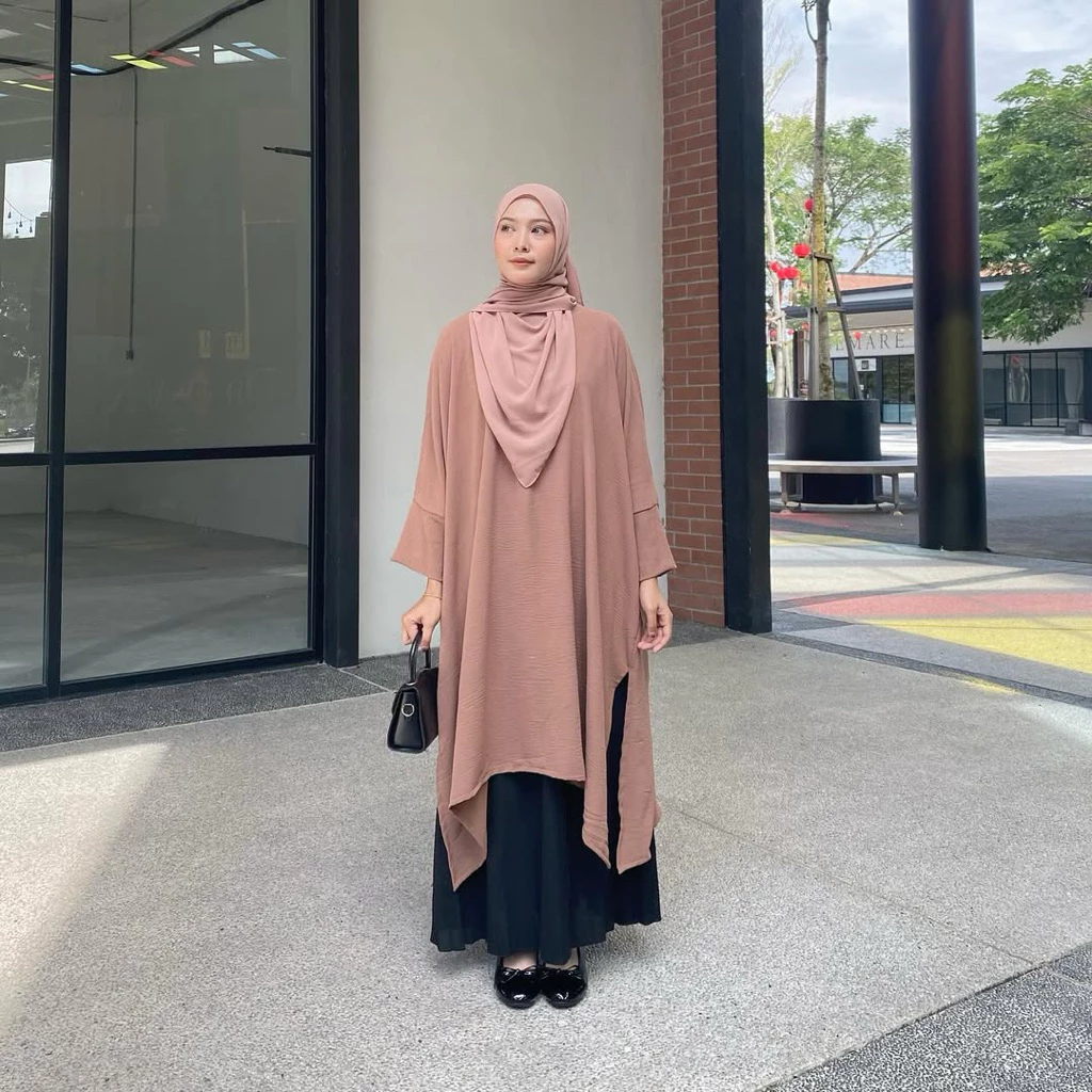 Model mengenakan produk Zea Hijab